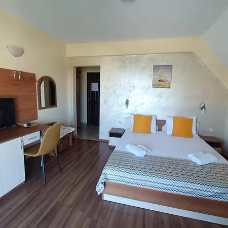 Hotel семеен детелини