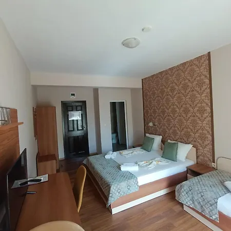 Hotel семеен детелини