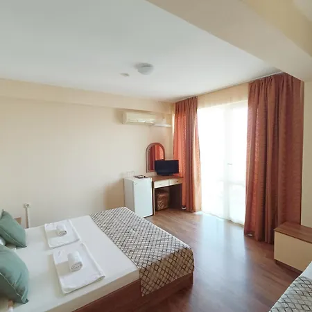 семеен детелини Hotel 2*